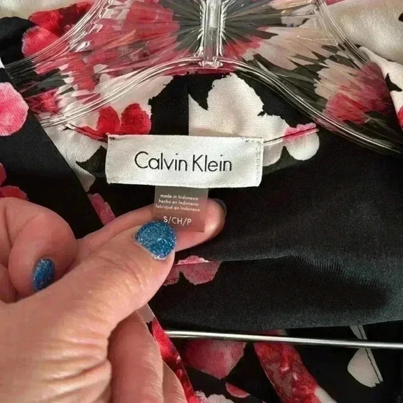 Calvin Kline blouse size small petal style sleeves with ties red black floral - Picture 5 of 6